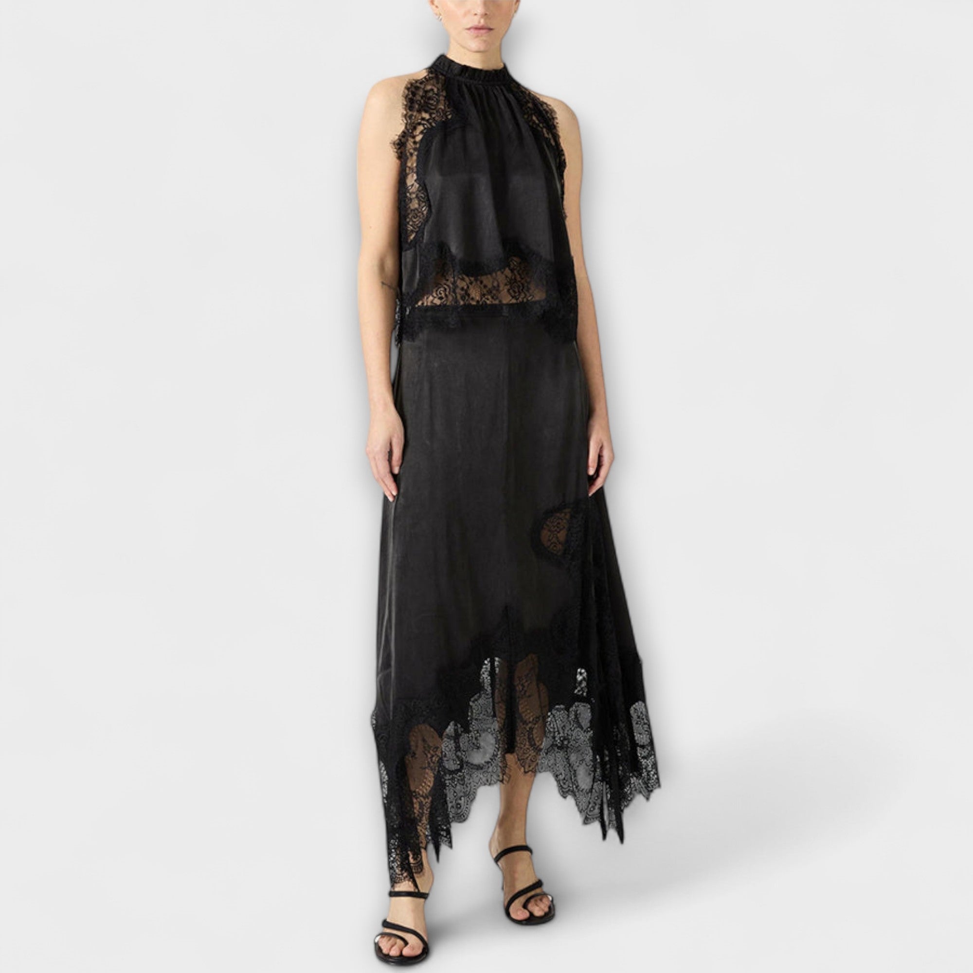 Schwarze Bluse ohne Ärmel mit Spitzenbesatz und plissiertem Ausschnitt