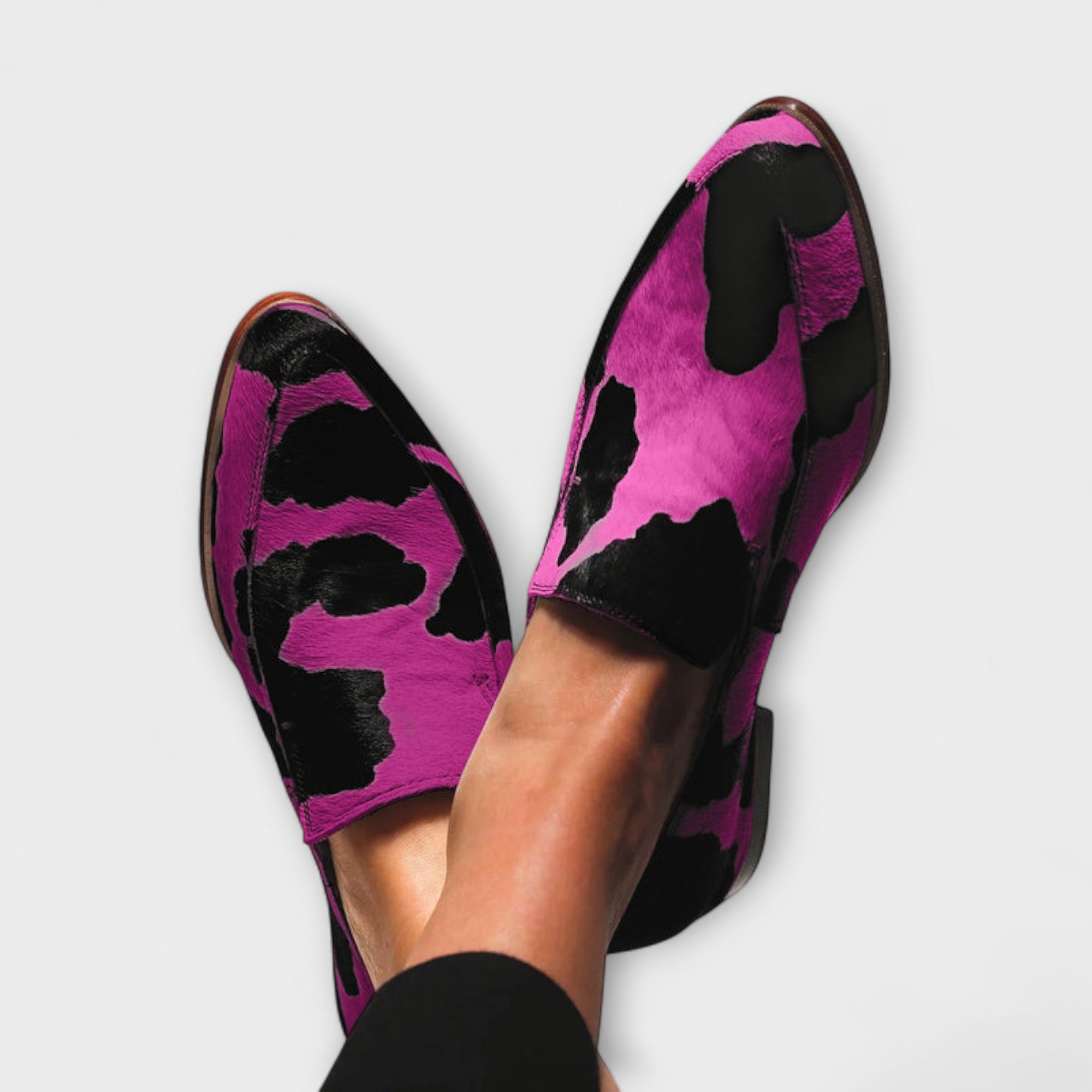 Slipper mit Kuhmuster in Fuchsia und Schwarz, spitze Zehen