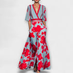 Alea Ärmelkleid: V-Ausschnitt, kurze Ärmel, rotes Blumenmuster auf hellem Grund, lang