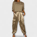 Zweiteiliges Set: beiges Satin-Top und Jogginghose mit Bindegürtel, Taschen