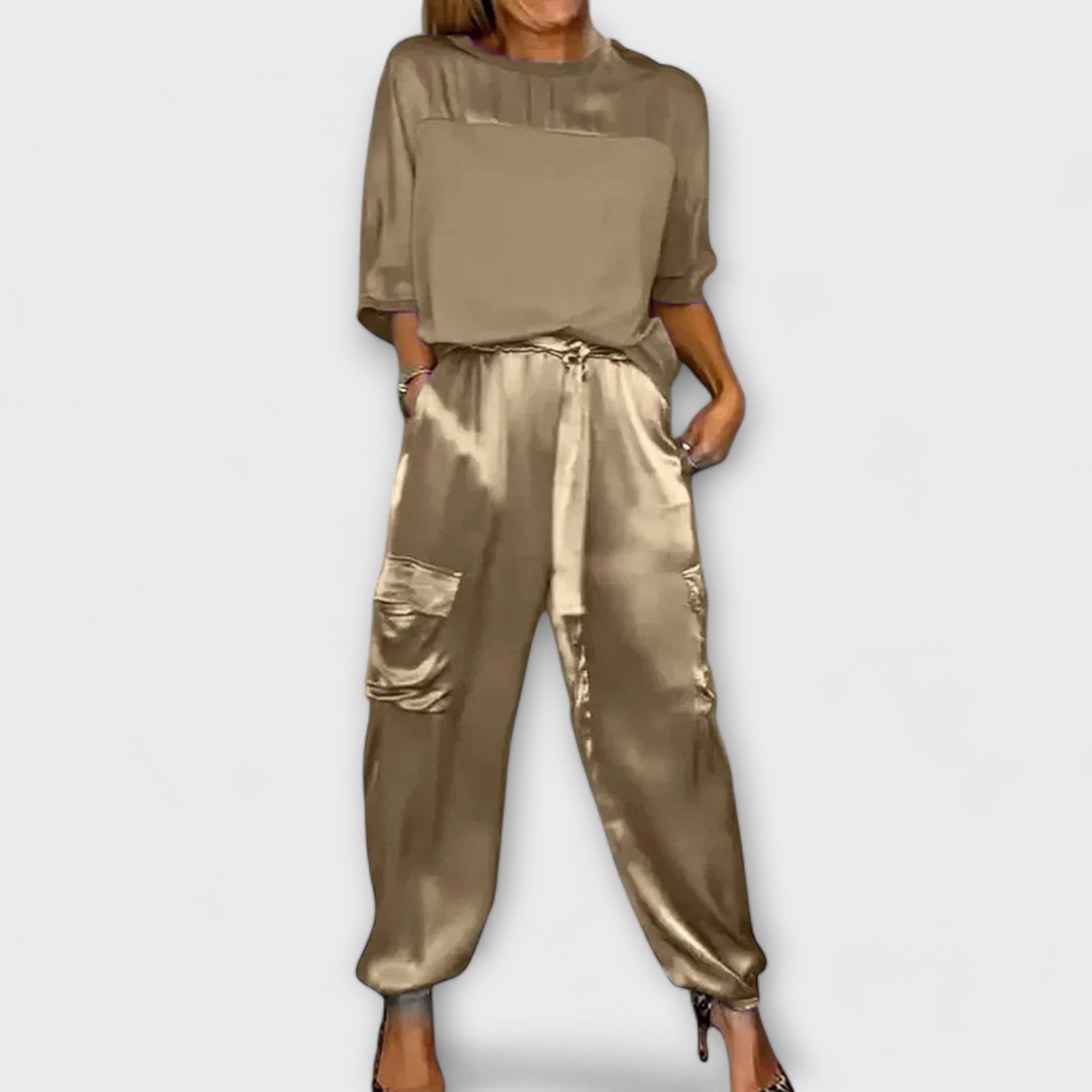Zweiteiliges Set: beiges Satin-Top und Jogginghose mit Bindegürtel, Taschen