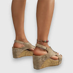 Keil-Plateau-Sandalen mit Knöchelriemen, Nieten und Cut-outs, hellbraun/greige.