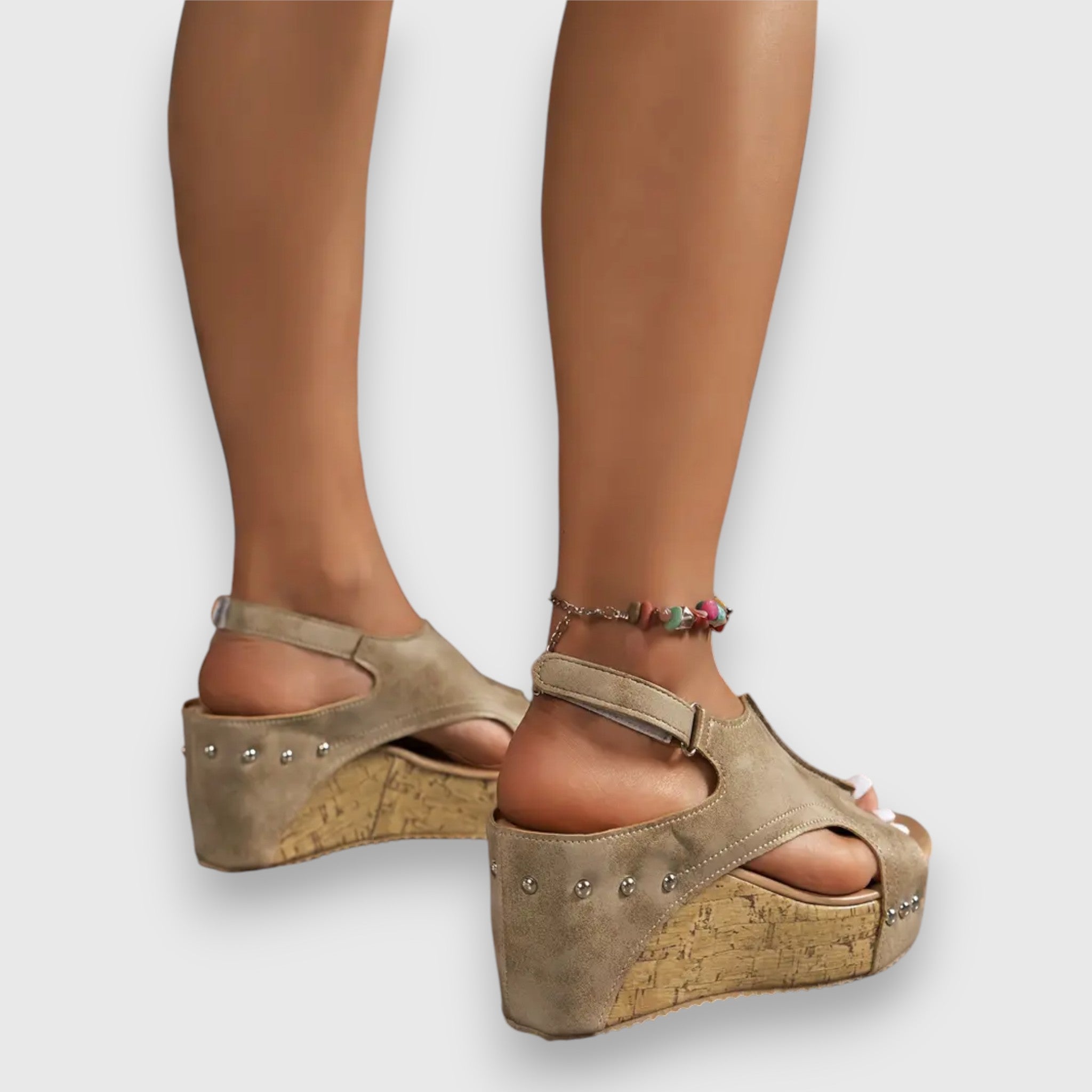 Keil-Plateau-Sandalen mit Knöchelriemen, Nieten und Cut-outs, hellbraun/greige.