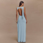 Hellblaues Maxikleid mit offenem Rückenausschnitt und drapierten Schulterdetails