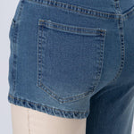 Asymmetrische Jeans-Shorts mit Schulterträger: Detailansicht Denim, Ziertaschen-Naht, Kontraststich