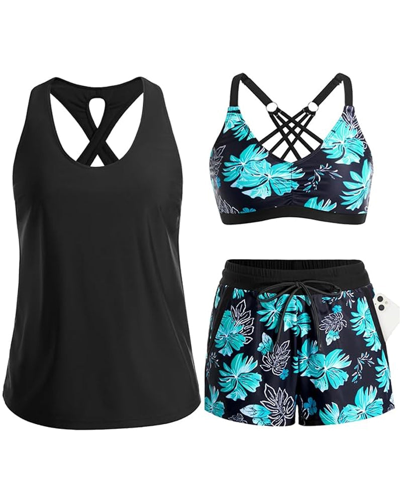 Dreiteiliges Tankini-Set: schwarzes Tanktop, floraler Bikini-BH, Shorts.