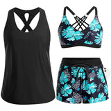 Dreiteiliges Tankini-Set: schwarzes Tanktop, floraler Bikini-BH, Shorts.