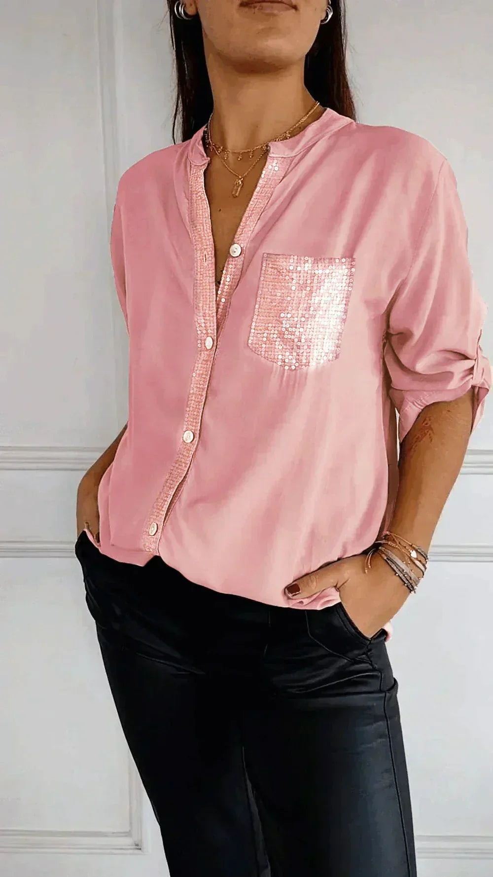 Rosafarbenes Damen-V-Ausschnitt-Shirt mit Knopfleiste und Pailletten-Brusttasche