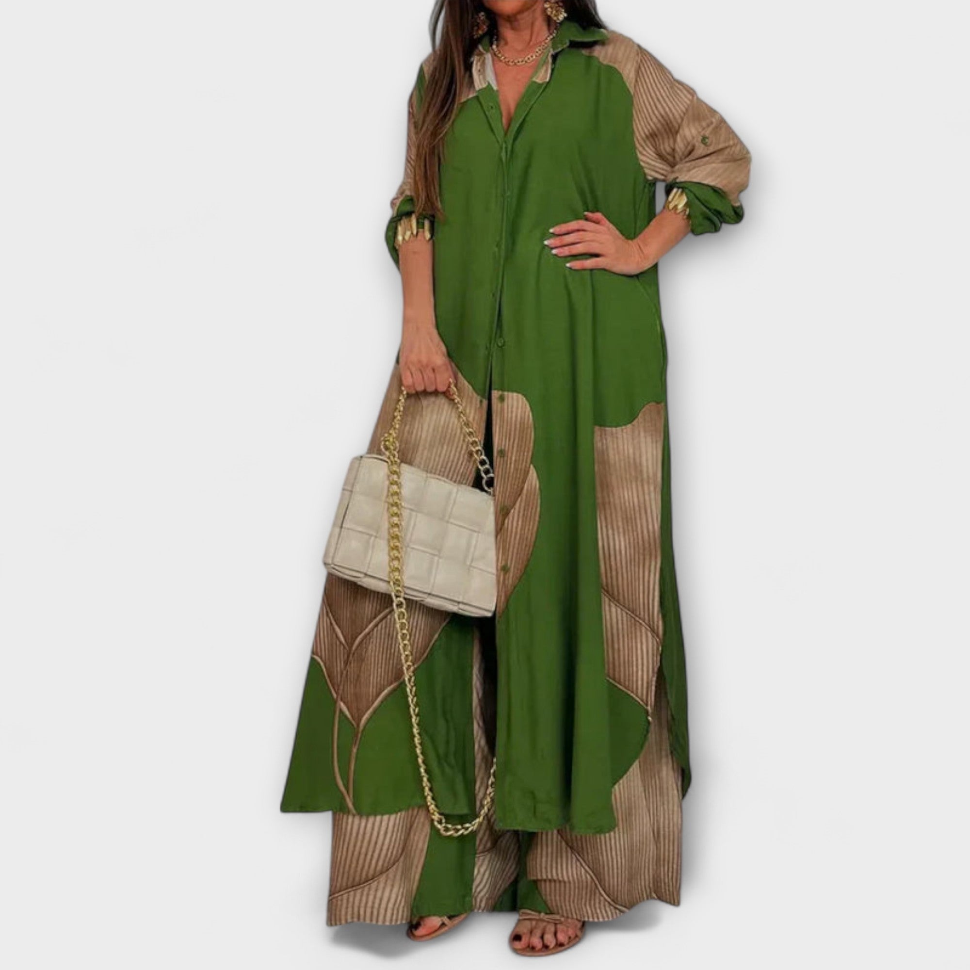 Zweiteiliges Set aus grünem Kleid und offenem Kimono mit beige-braunen Bändern