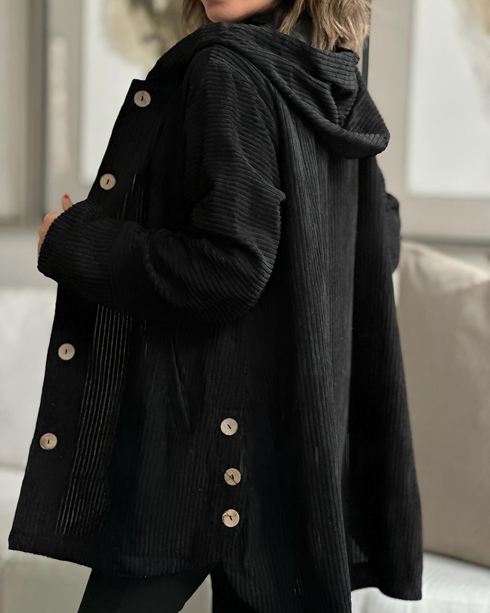 Cordjacke mit Kapuze, schwarze Struktur, Knöpfe vorn, langärmlig