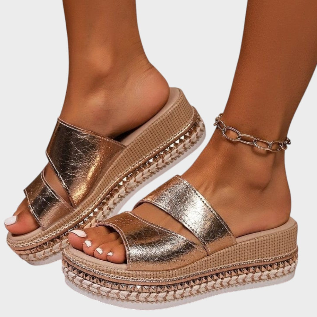 Bronze-goldene Plattform-Sandalen mit breiten Riemen und Knöchelkette, seitliche Ansicht