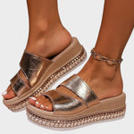 Bronze-goldene Plattform-Sandalen mit breiten Riemen und Knöchelkette, seitliche Ansicht
