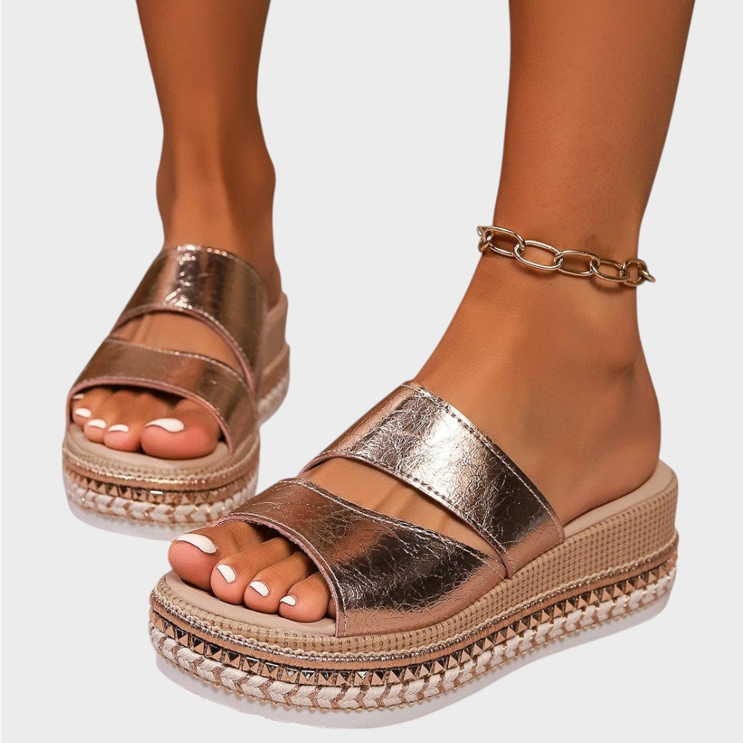 Bronze-goldene Plattform-Sandalen mit doppeltem Riemen über dem Fuß, Knöchelkette