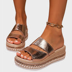 Bronze-goldene Plattform-Sandalen mit doppeltem Riemen über dem Fuß, Knöchelkette