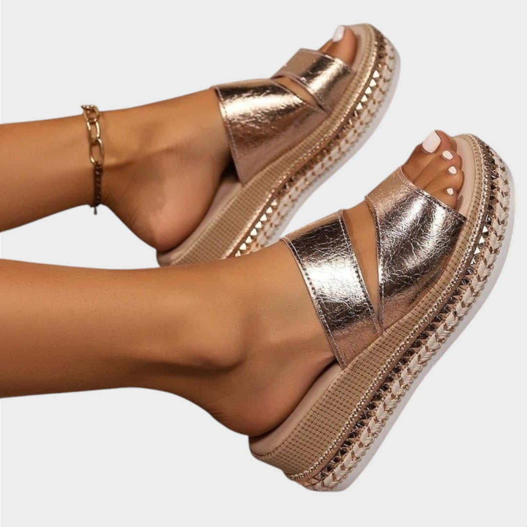 Bronze-goldene Plattform-Sandalen im Seitenprofil mit breitem Riemen und geflochtener Sohle