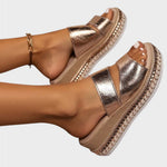 Bronze-goldene Plattform-Sandalen im Seitenprofil mit breitem Riemen und geflochtener Sohle