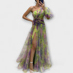 Asymmetrisches One-Shoulder-Maxikleid, Farbmix Grün/Lila, großer Taillengürtel, Beinöffnung