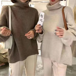 Dunkelbrauner Rollkragenpullover mit hohem geripptem Kragen und langen Ärmeln