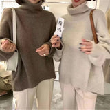 Dunkelbrauner Rollkragenpullover mit hohem geripptem Kragen und langen Ärmeln