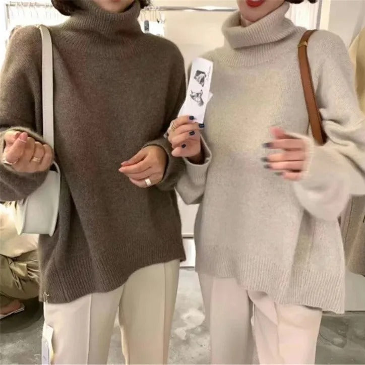 Dunkelbrauner Rollkragenpullover mit hohem geripptem Kragen und langen Ärmeln