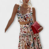 Gemusterter Crop-Top mit Knopfleiste und breitem Taillenbund, dazu Falten-Maxirock