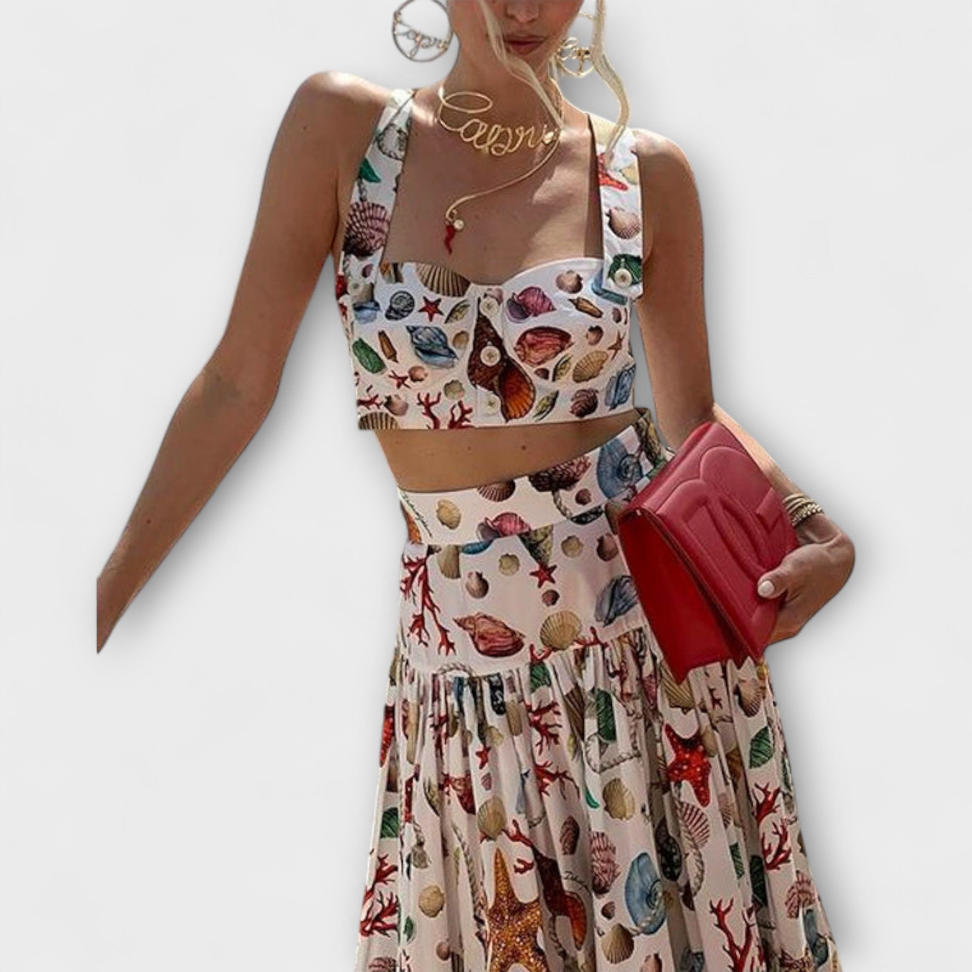 Gemusterter Crop-Top mit Knopfleiste und breitem Taillenbund, dazu Falten-Maxirock