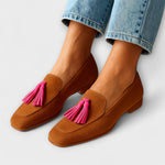 Braune Slipper mit pinken Quasten und flacher Sohle