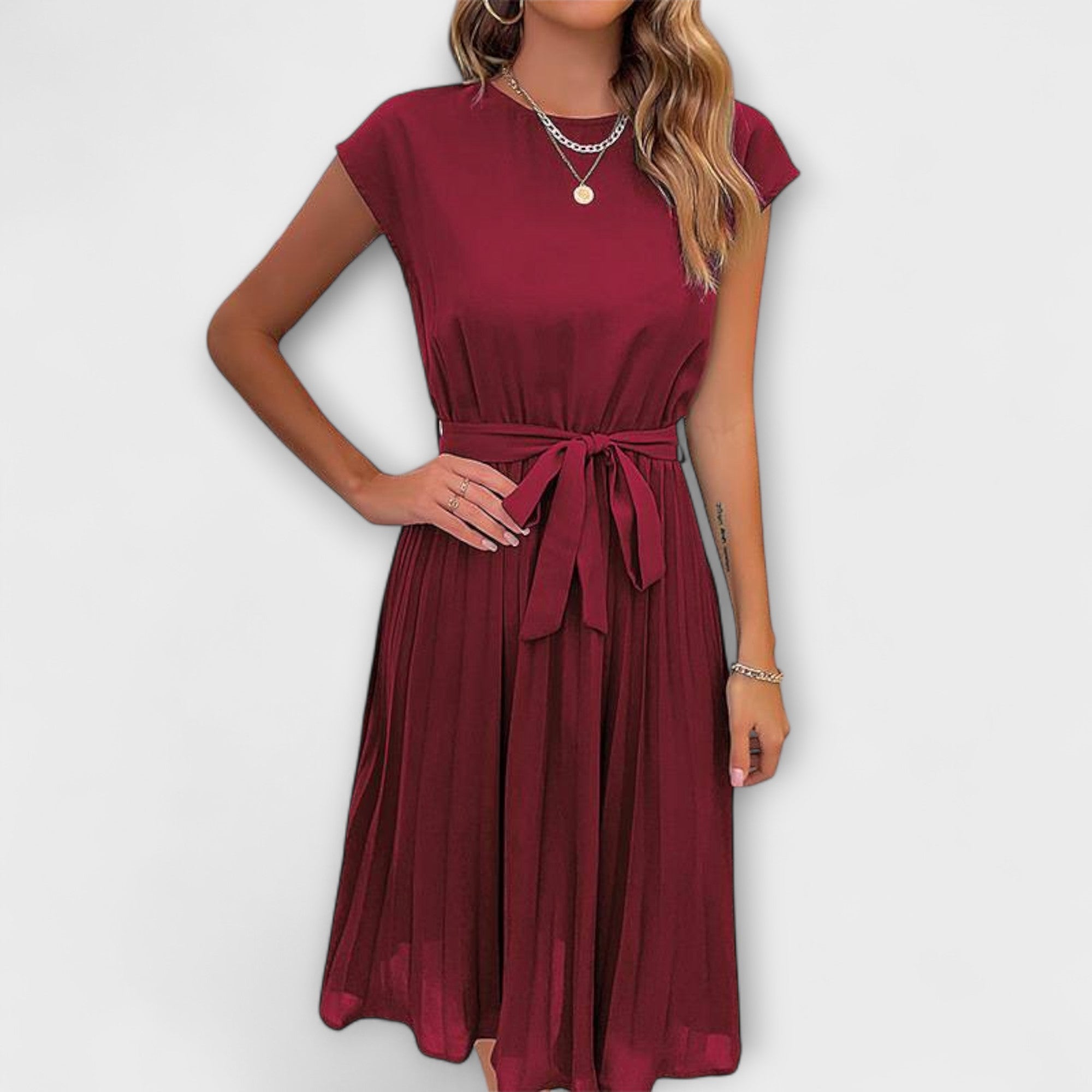 Midikleid mit kurzen Ärmeln, O-Ausschnitt und plissiertem Rock, taillengürtel gebunden, weinrot.