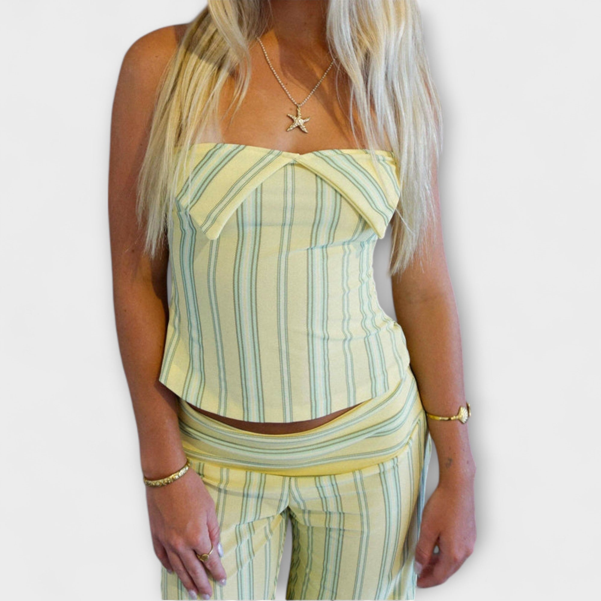 Klassisches gestreiftes Hosenensemble: Trägerlos wirkendes Cropped-Top und passende weite Hose