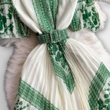 Delilah Vintage-inspiriertes Kleid, grüner Tuchkragen und Faltenrock mit Alloverdruck