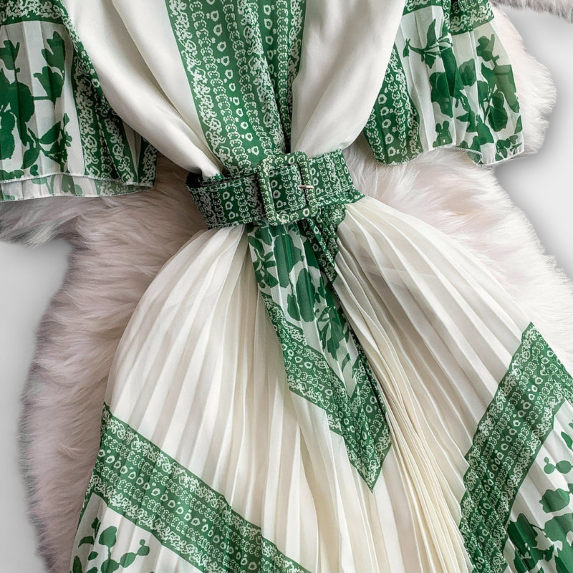 Delilah Vintage-inspiriertes Kleid, grüner Tuchkragen und Faltenrock mit Alloverdruck