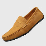 Beige Veloursleder-Slipper im Mokassin-Stil mit Lasche und Ziernähten