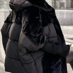 Schwarze Winterjacke mit voluminösem Kunstfellkragen und gestepptem Oberteil