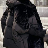 Schwarze Winterjacke mit voluminösem Kunstfellkragen und gestepptem Oberteil