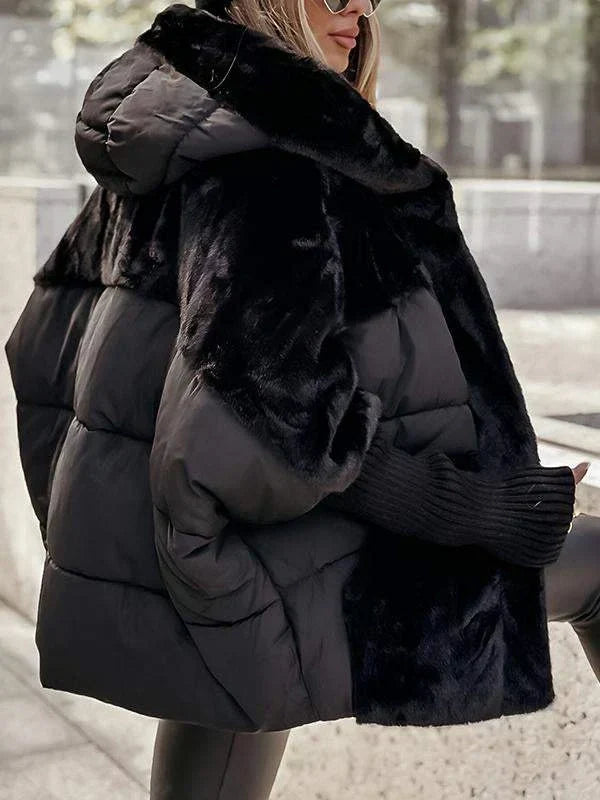 Schwarze Winterjacke mit voluminösem Kunstfellkragen und gestepptem Oberteil