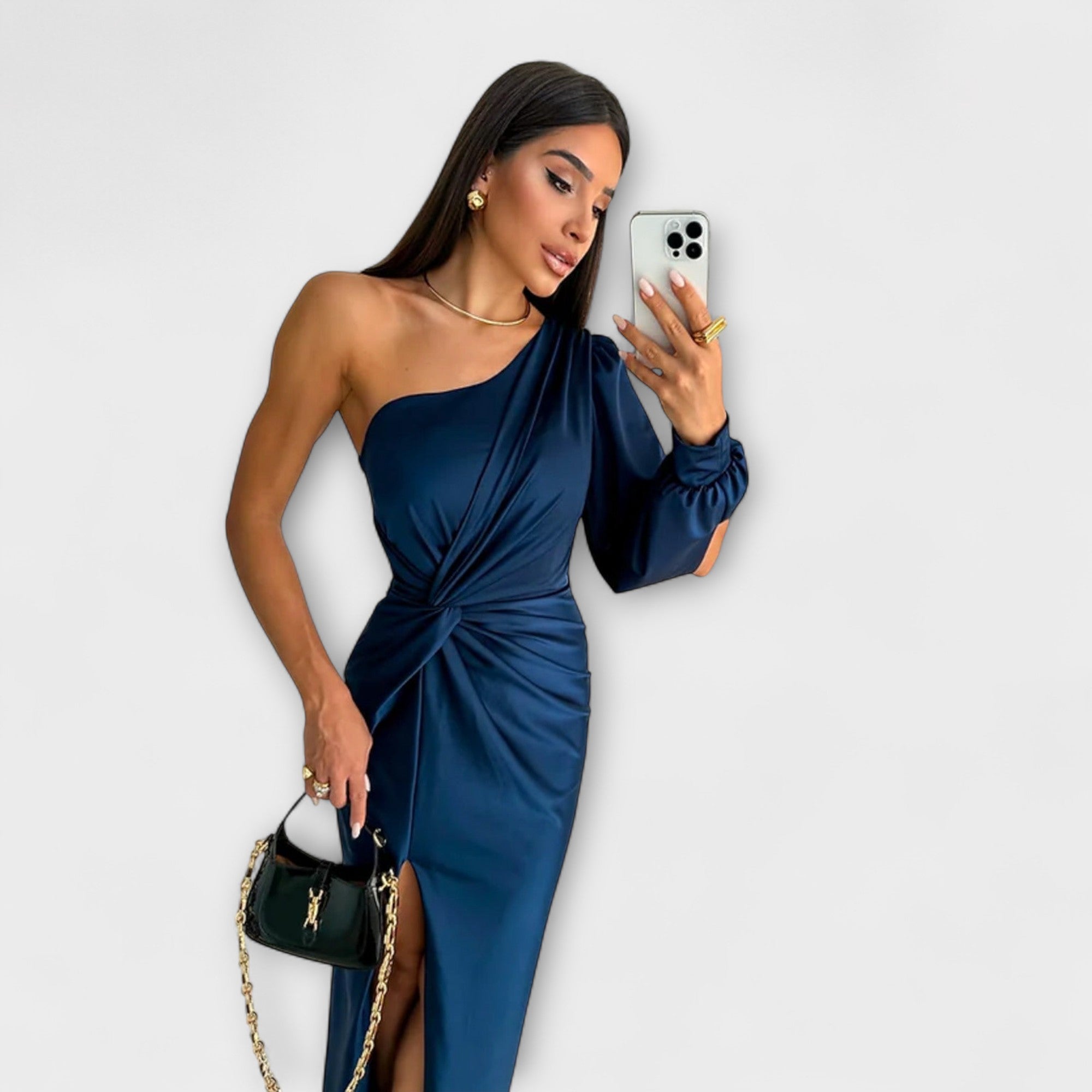 Figurbetontes Satin-Kleid in dunkelblau mit Schrägträger, Knoten vorn und hohem Schlitz