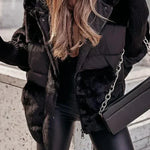 Schwarze Winterjacke mit Kunstfellkragen, Steppung und sichtbarem Reißverschluss