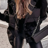 Schwarze Winterjacke mit Kunstfellkragen, Steppung und sichtbarem Reißverschluss