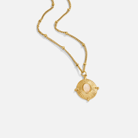 Juliane – Elegante goldene Halskette mit filigranem, rundem Anhänger