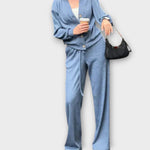 Hellblaues Cardigan-Set mit Knopfleiste und Kordelzughose