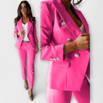Fuchsiafarbener Anzug mit Jacke und Hose, Revers, Metallknöpfe, schmale Hose