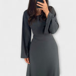 Dunkelgraues Strickkleid mit langen, weit fallenden Ärmeln und geripptem Taillendetail