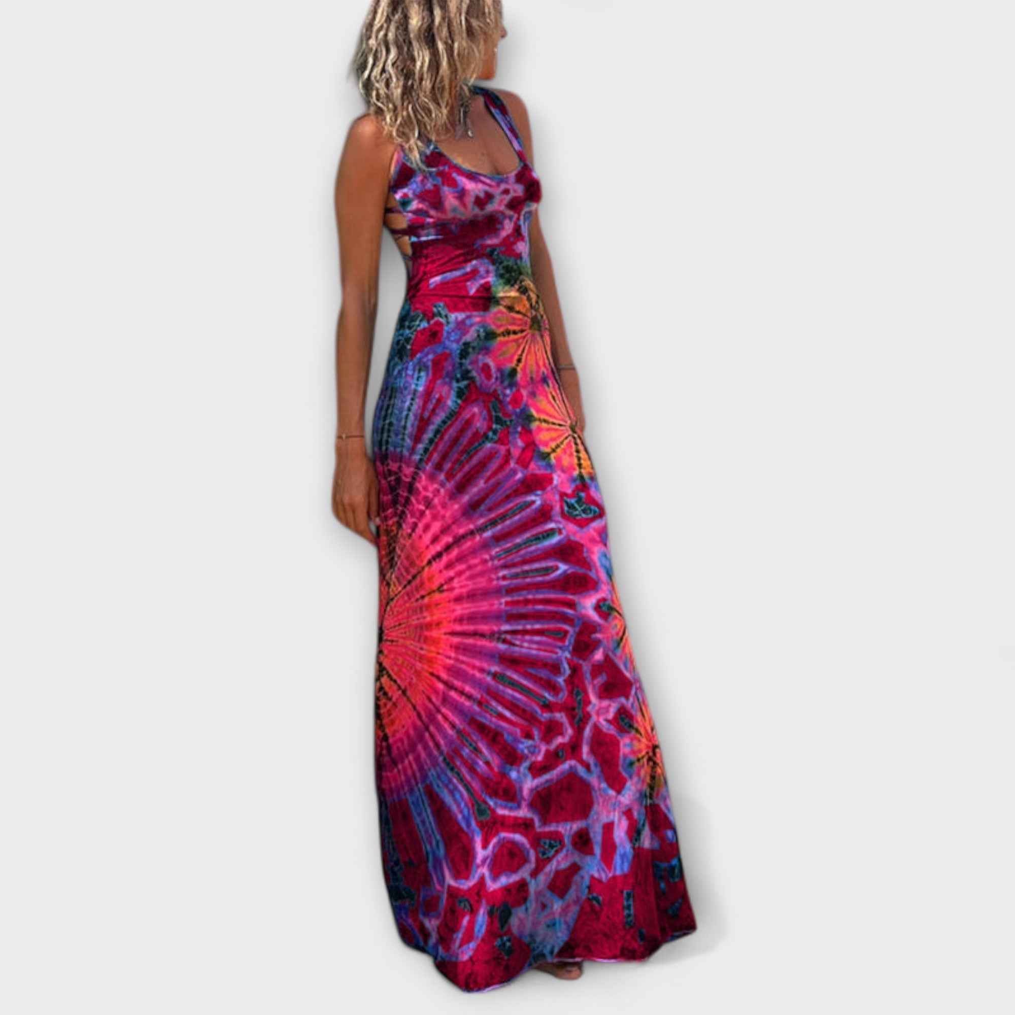 Maxikleid mit Spaghetti-Trägern und Tie-Dye-Muster in Pink, Blau und Rot, lang
