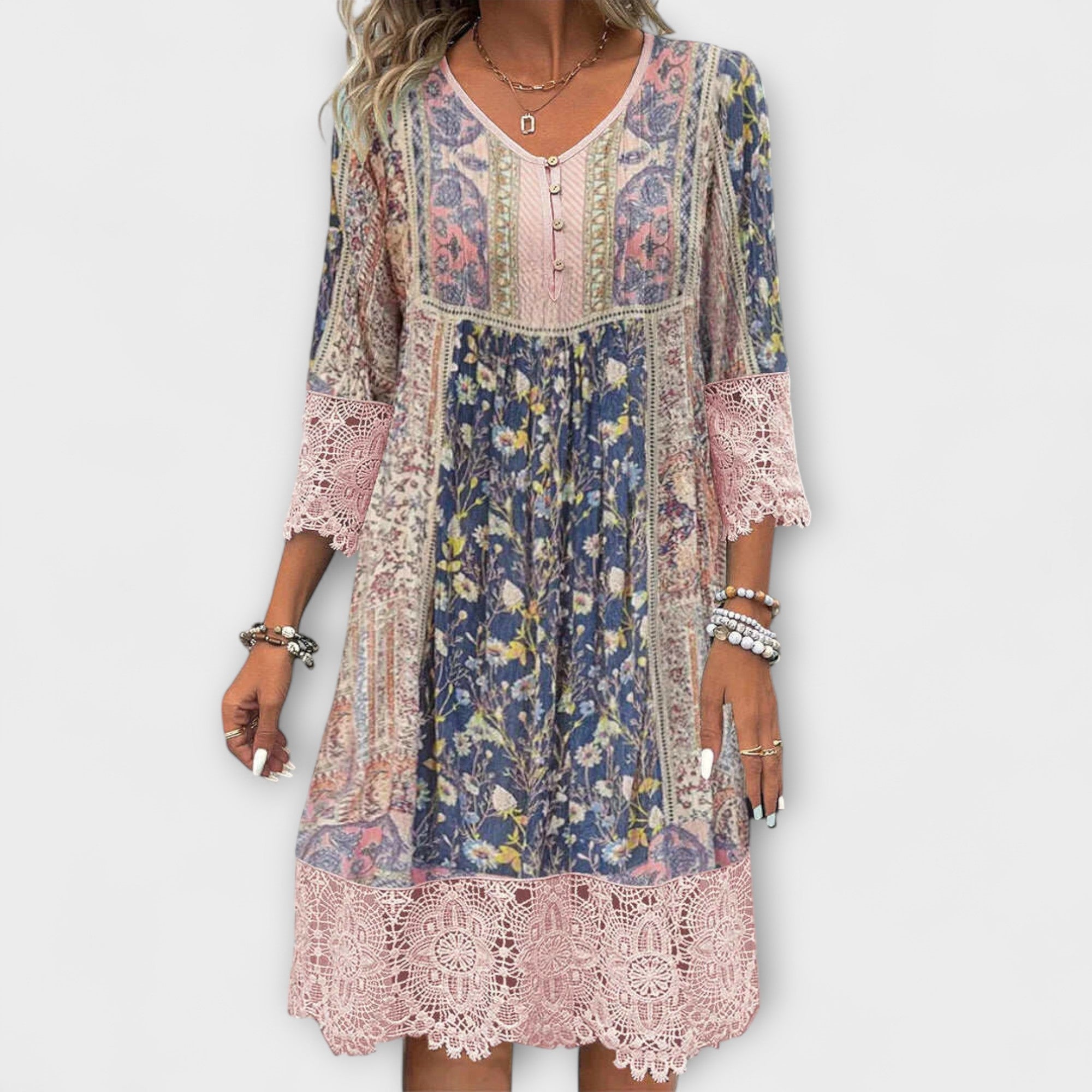 Boho-Kleid mit Vintage-Blumenmuster, Spitze an Ärmeln und Saum