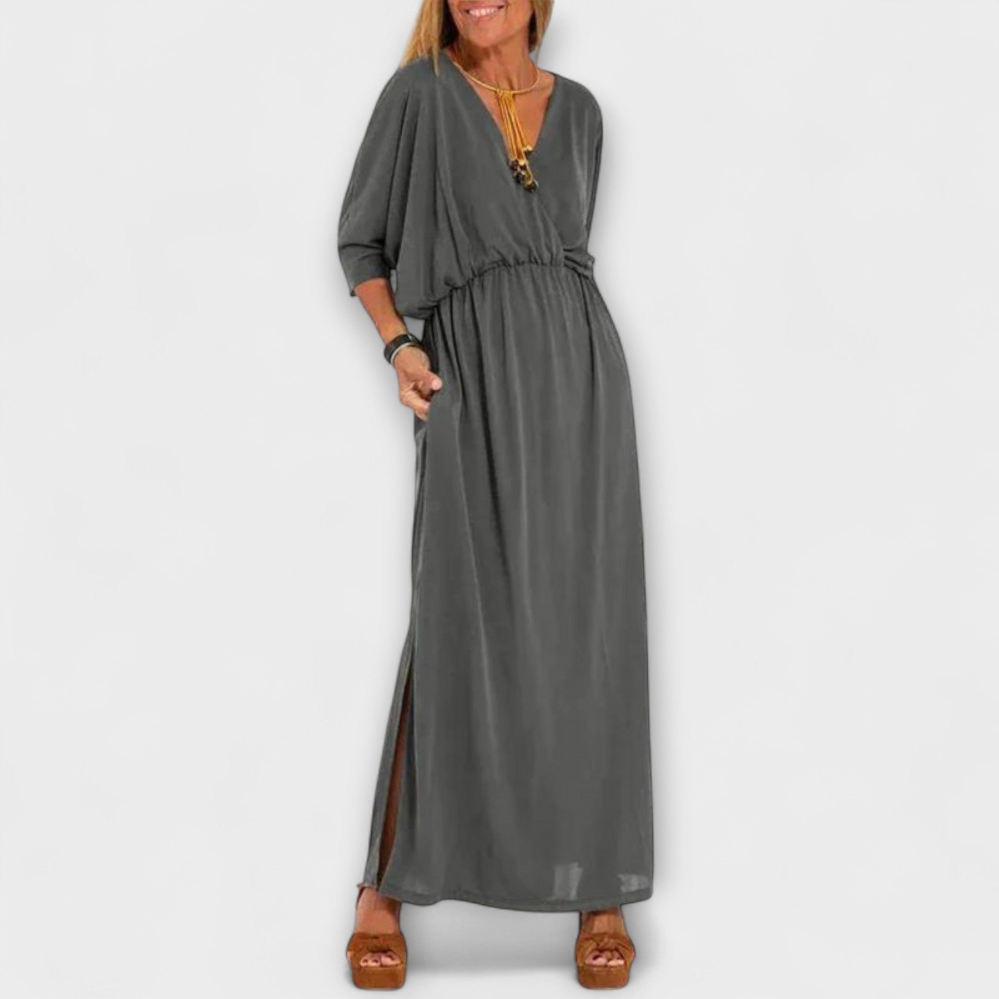 Retro-Maxikleid in Dunkelgrau mit V-Ausschnitt, geraffter Taille und Seitenschlitz