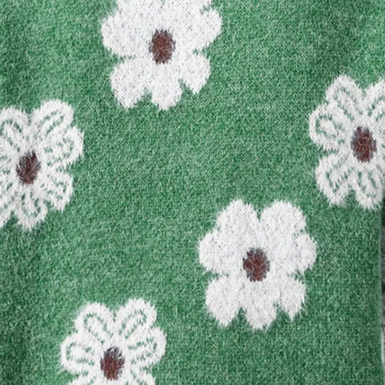 Pullover mit Reißverschlusskragen, grüner Strick mit weißem Blumenmuster in Nahansicht