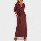 Retro-Maxikleid in Bordeaux mit V-Ausschnitt, geraffter Taille und Seitenschlitz