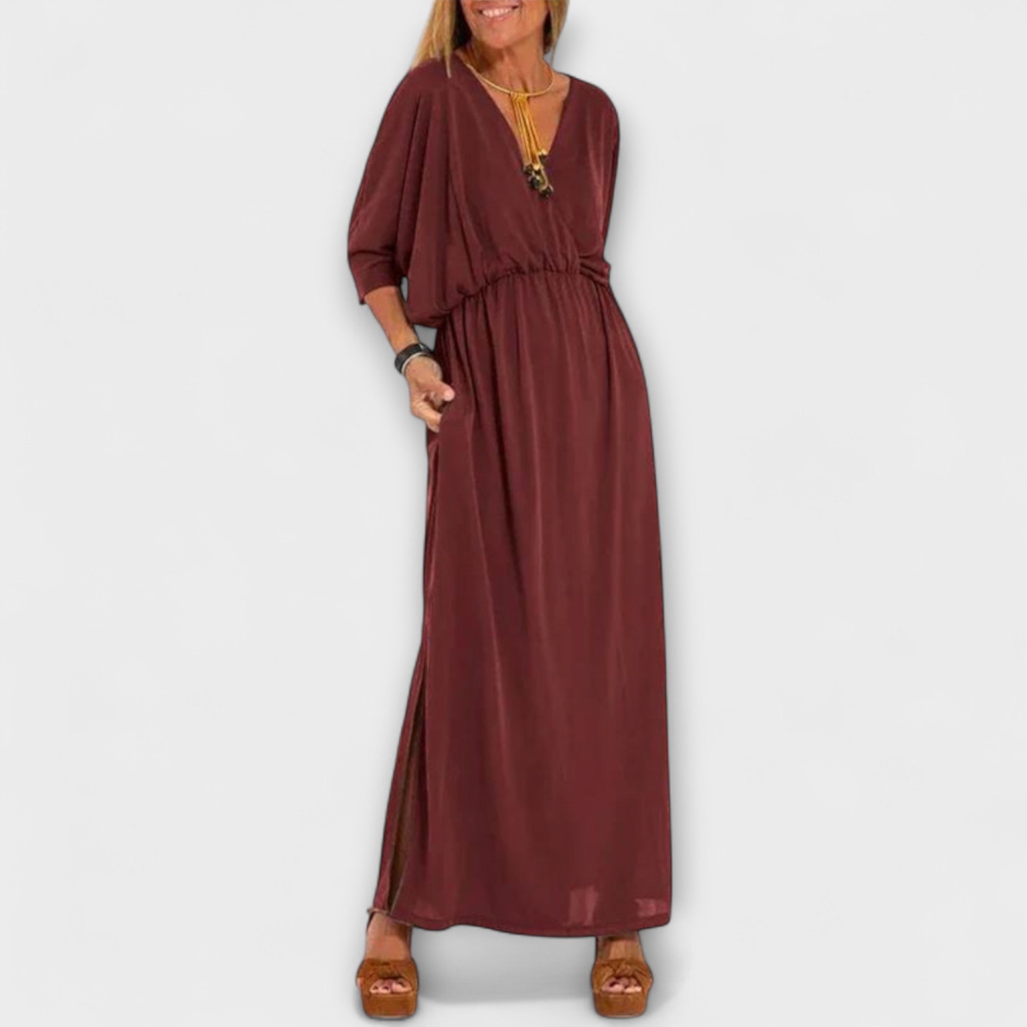 Retro-Maxikleid in Bordeaux mit V-Ausschnitt, geraffter Taille und Seitenschlitz