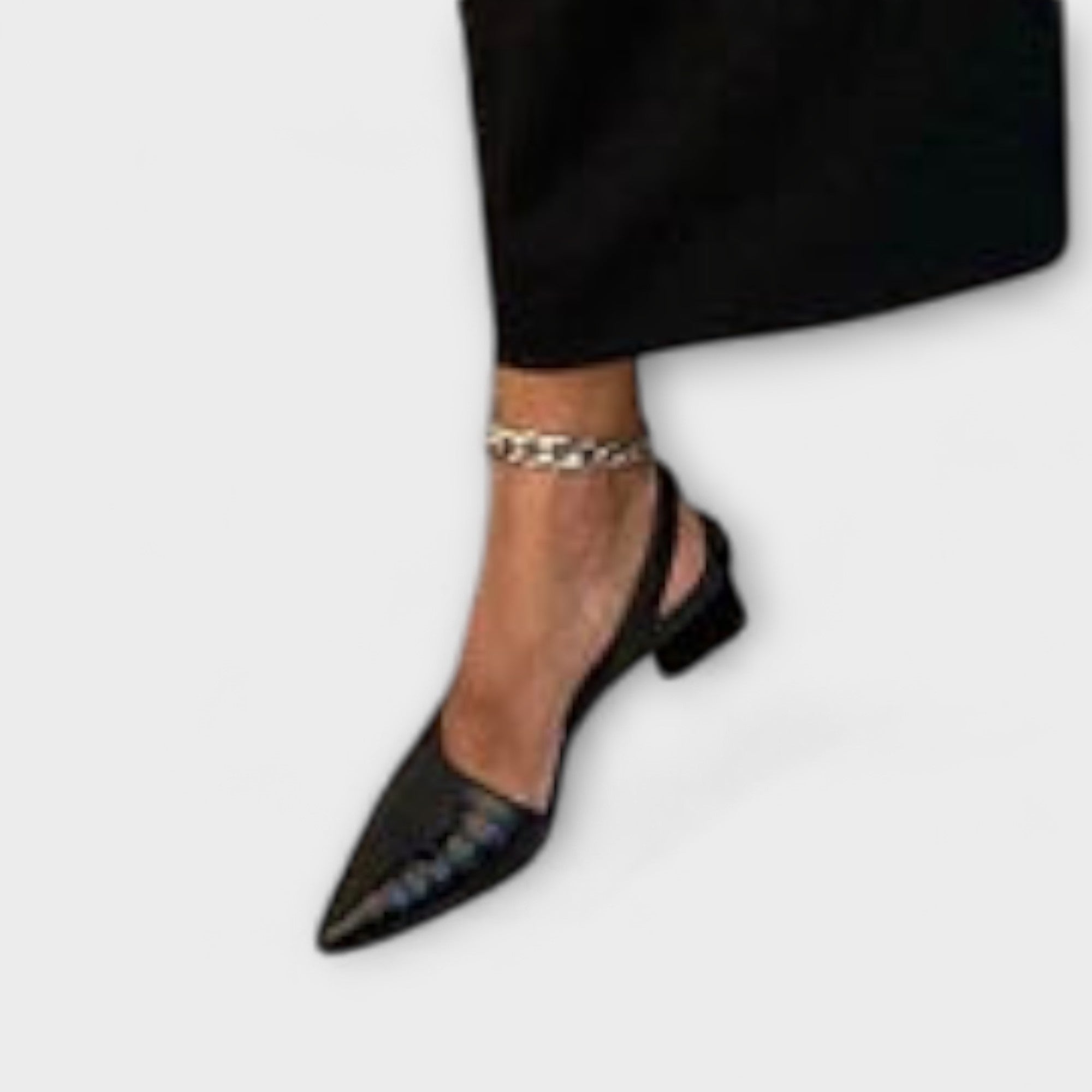Schwarze Slingbacks mit spitzer Kappe, Riemen hinten und klobigem Absatz