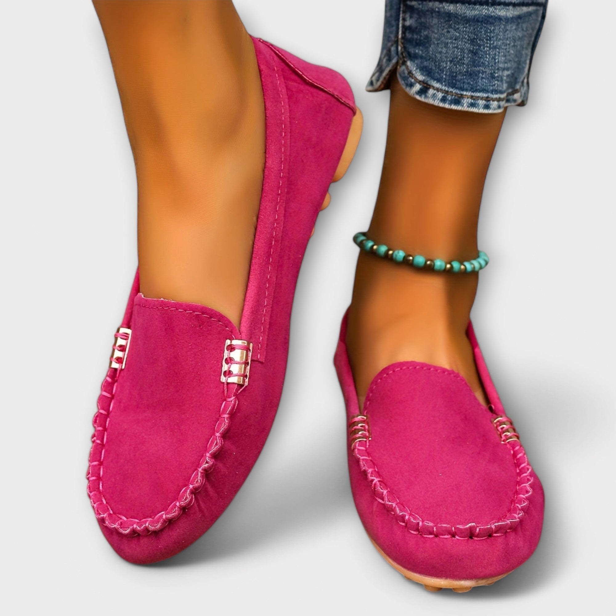 Wildleder-Loafer in Pink mit Ziernaht, goldfarbenem Riemendetail und abgerundetem Vorderfuß